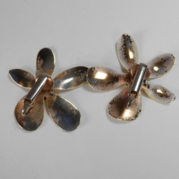 Vtg 60s 70s Clip On Light Yellow Enamel Flower Earring Mod Daisy Retro 1.5" - Picture 3 of 7